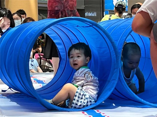 美吉姆烟台爱琴海中心：萌宝爬爬赛   